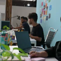 فضای کار اشتراکی کارخانه نوآوری شیراز|اجارهٔ کوتاهمدت دفتر کار و فضای آموزشی|شیراز, آزادگان|دیوار