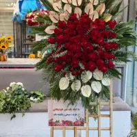 تزیین کار ماهر در گل فروشی رشدیه(شیوا گل)