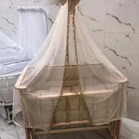 گهواره و تخت کنار مادر فرشته