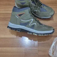 تعدادی کتونی کفش و کوهنوردی به فروش میرسد