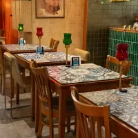 باریستا و قلیان زن