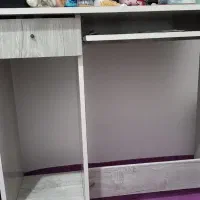 میز تحریر و کامپیوتر