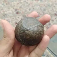 یک عدد سنگ بدون جذب با پوسته سوخته