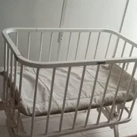 تخت گهواره کنار مادر