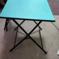 میز تحریر و شیشه آب‌لیمو ۵ لیتری