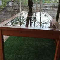 میز غذا خوری چوبی با شیشه های دودی