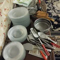 یکسری ظروف و وسایل آشپزخانه