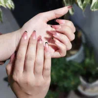 کاشت و ترمیم ناخن ژلیش و لمینت تخصصی