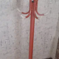 جالباسی ایستاده نوجوان