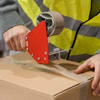 بسته بند حرفه ای در مرکز پردازش انبار