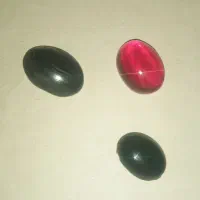 نگین یاقوت‌اصل‌دوعدد‌نگین ‌‌دیگر