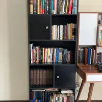 میز تحریر و کتابخانه
