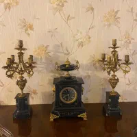 تعدادی اشیاء قدیمی و وسایل آنتیک فروشی