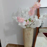 گل و گلدان قدی کنار سالنی
