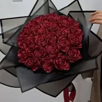 ۳۱ شاخه گل رز روبانی زرشکی . هدیه ای خاص