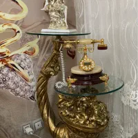 دکوری همراه با تلفن تزیینی و مجسمه