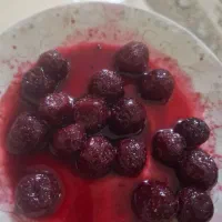 شب چله آلبالوی تازه بخور....