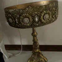 میز برنز و لوستر کنار سالنی برنز