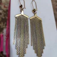 گوشواره و النگو ۱۰۰ تومن روی تابلو