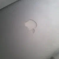 یک عدد لب تاپ اپل و دوعدد ساعت دیجیتال