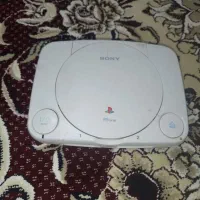 دستگاه سونی با یه دسته و ادابتور که سرویس میخاد