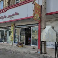 1نفرنیرو خانم چیدمان یک فروشنده در مواد غذایی بم