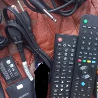 تعدادی لوازم جانبی کابل، شارژر، ریموت