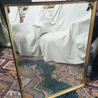 آینه با قاب طلایی