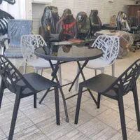 میز شیشه ای صندلی شاخ بی دسته پلاستیک