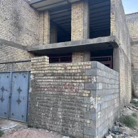 یک اسکلت ساختمان دو طبقه در قصرقمشه
