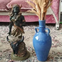 مجسمه و گلدون