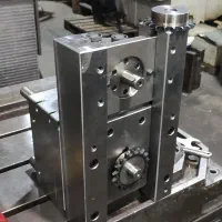 کارگر وسط کار قالبسازی