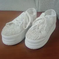 فروش یک جفت کفش کتانی عروس