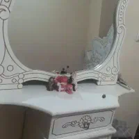 ست تخت خواب و میز آرایش و پاتختی