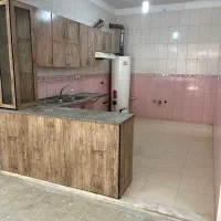 منزل بسیار تمیز و دلباز|اجارهٔ خانه و ویلا|قم, دروازه چوبی|دیوار