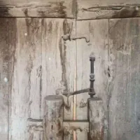 درب قدیمی|کلکسیون اشیاء عتیقه|نجفآباد, باغ ملی|دیوار