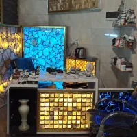 دکوراسیون ام دی اف همراه با میز و نور پردازی