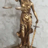 مجسمه عدالت رزین