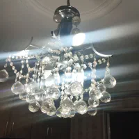 ۳ لوستر کریستال و اتاق خواب