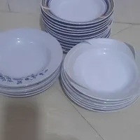 چهار دست بشقاب چینی و تعدادی بشقاب گلسرخی