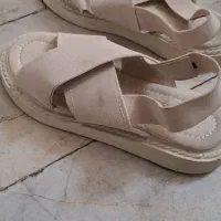 دوجفت صندل سفید ومشکی سایز ۳۹ یا ۳۸ بزرگ
