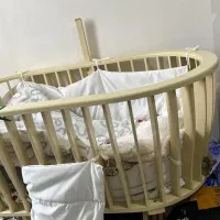 تخت کنار مادر