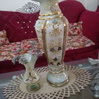 یک عدد میز تلوزیون ۲ عدد گلدان بزرگ کوچیک