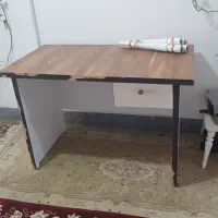 یک میز چوبی تحریر