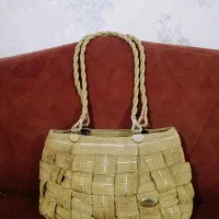 تعدادی کیف شیک و شال و روسری