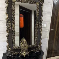 میز و آینه و شمعدان