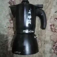 یک دستگاه کوکا قهوه ساز و یک چای ساز