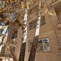 آپارتمان ۱۰۶ متری با جوی آب دائمی و درختان چنار