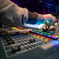 اجاره باند نور سیستم دایناکورد خواننده Dj ev rcf