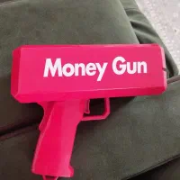 پول پاش نونو و سالم به همراه  یک بسته دلار